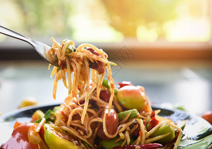 叉子上的木瓜沙拉桌上的青木瓜沙拉辣泰国菜的特写Somtu图片