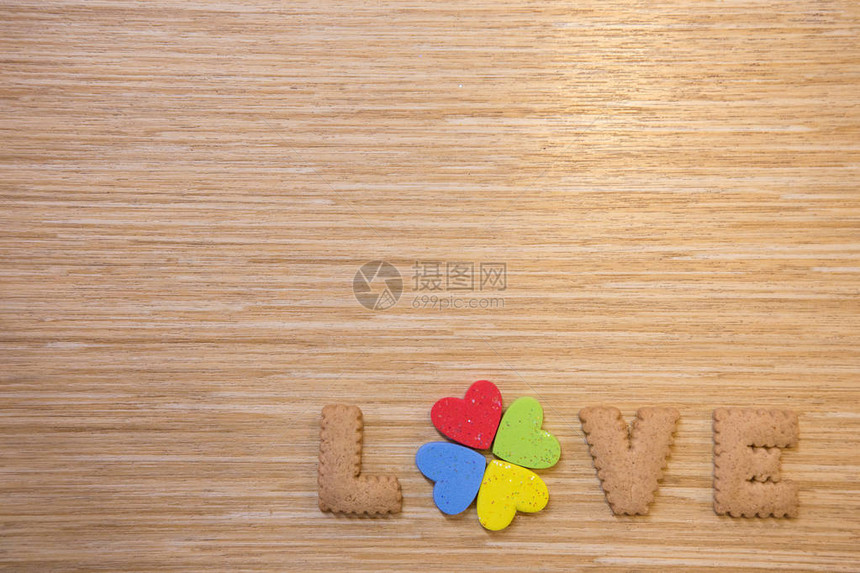 木桌背景上的爱和多彩的心图片