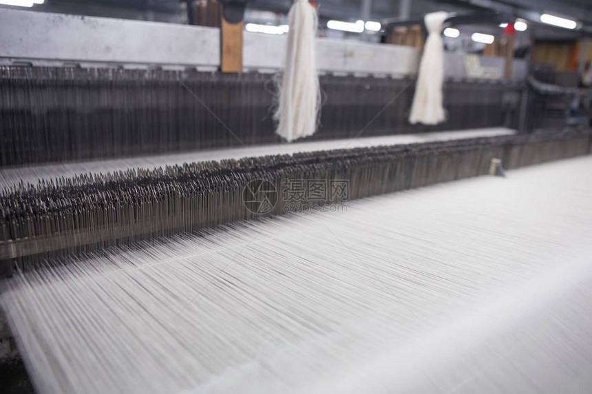 织机上的纱线用于服装或织标的织机服装行业的织机纺图片