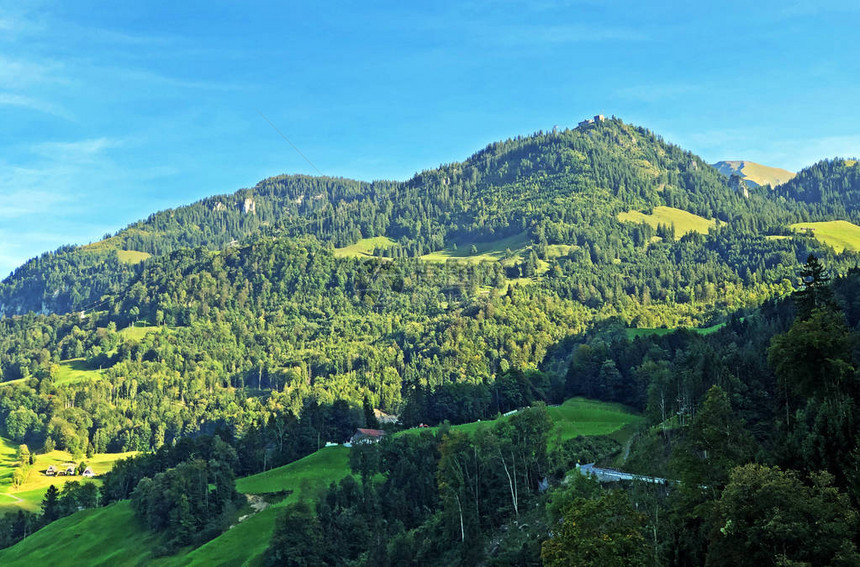 瑞士下瓦尔登州布赫斯贝肯里德定居点和卢塞恩湖或Vierwaldstaetersee湖Vierwaldstattersee上方的K图片