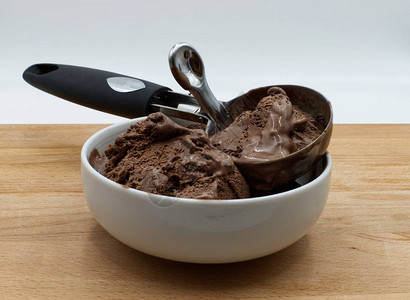 甜点巧克力冰淇淋白罐冰淇淋勺木图片