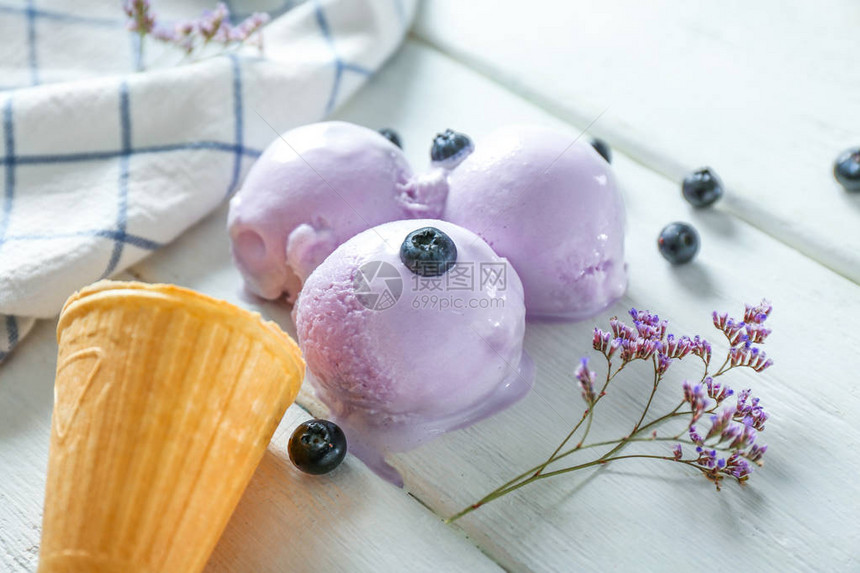 白桌上有美味蓝莓冰淇淋的薄饼锥图片