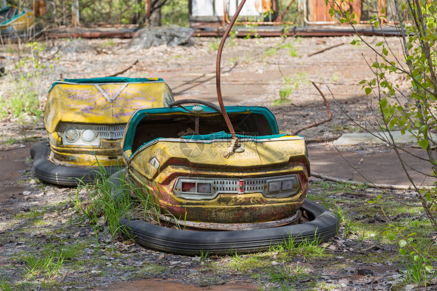 废弃的破旧生锈金属放射儿童电动车图片
