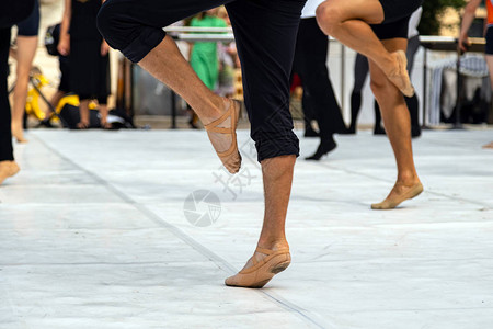 芭蕾舞演员在户外练习表演芭蕾舞演员脚穿拖鞋练习动作在户外芭蕾图片