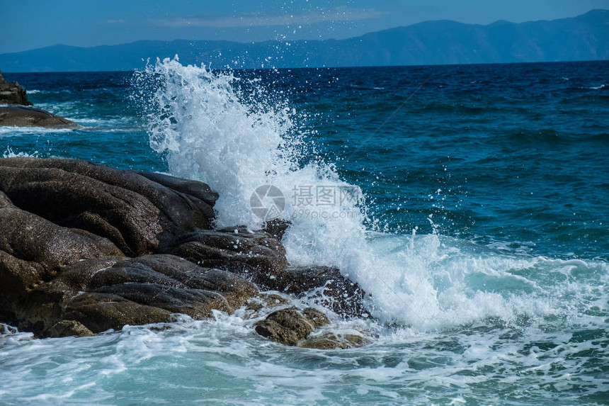 击中岩石海滩的海水浪花飞溅图片