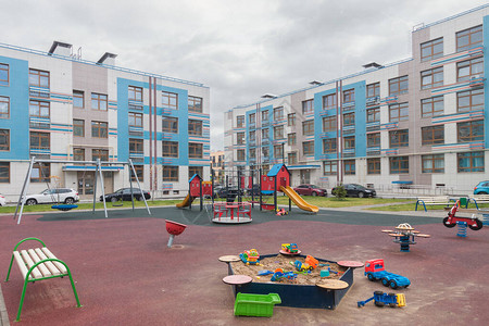 新住宅区出售的房地产低层建筑外墙和儿童游乐场城市图片