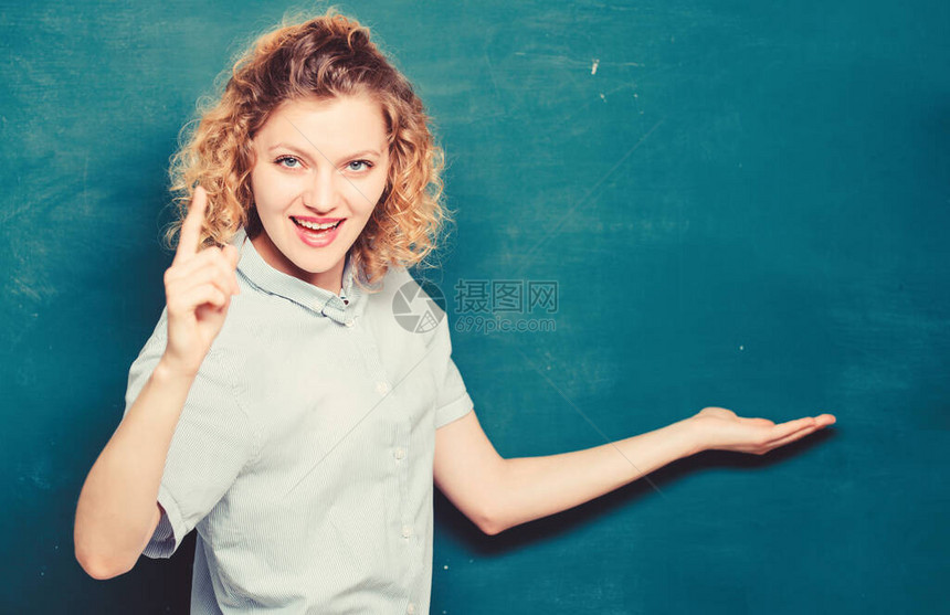 我知道答案回到女人喜欢学习课上的女老师黑板上的快乐学生知识日空的黑板信息大学或大学生图片