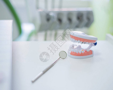 无菌器械在牙医办公室镜子和颌骨的布局躺在正畸医生的桌子上口腔卫生龋图片
