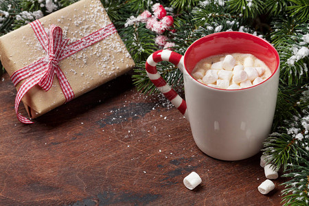 圣诞礼物盒一杯热巧克力图片