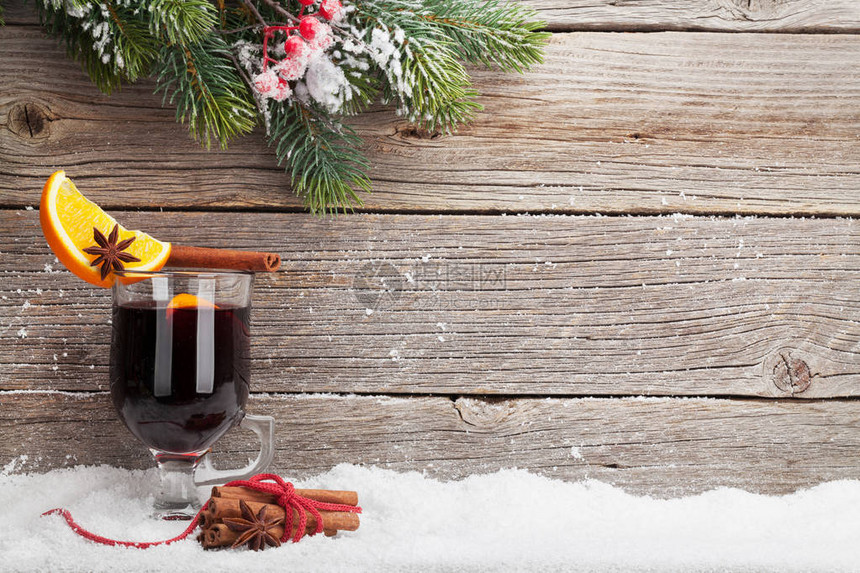 圣诞卡上面有香红酒热饮和满天雪花的树图片