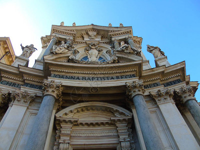 天空蔚蓝从MoleAntoneliana可以欣赏到城市的全景老拱图片