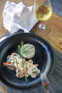 白葡萄酒汁水煮鸡卷配蘑菇抓饭精致的菜创意餐厅用餐概念黑色的高级时装食图片