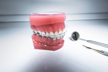 配有牙套和牙科检查用医物品的人图片