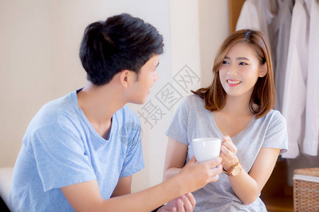 美丽的肖像年轻亚洲夫妇一起微笑和快乐地喝杯咖啡图片