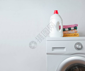 洗涤胶瓶洗衣机用毛巾堆叠的橱柜复制空图片