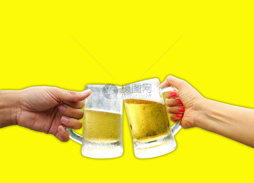 男女朋友亲热喝着和烤着黄色的啤酒喝着图片