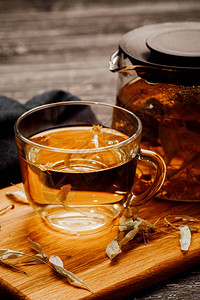 玻璃杯茶与木桌上的椴树图片