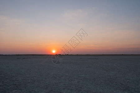Makgadikgadi盐田的日落浪漫黄昏的地平线空旷的平原图片