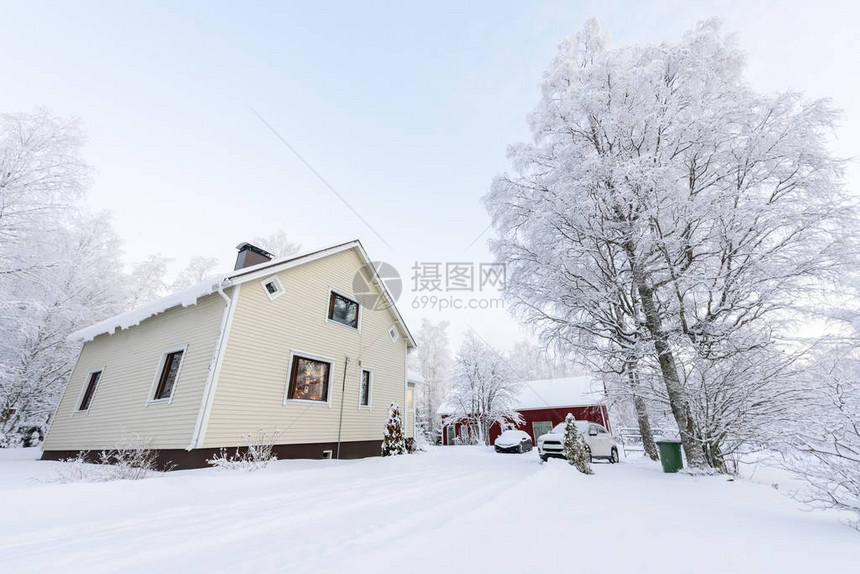 芬兰拉普兰的森林中的房子在冬季被大雪所淹没芬兰的L图片