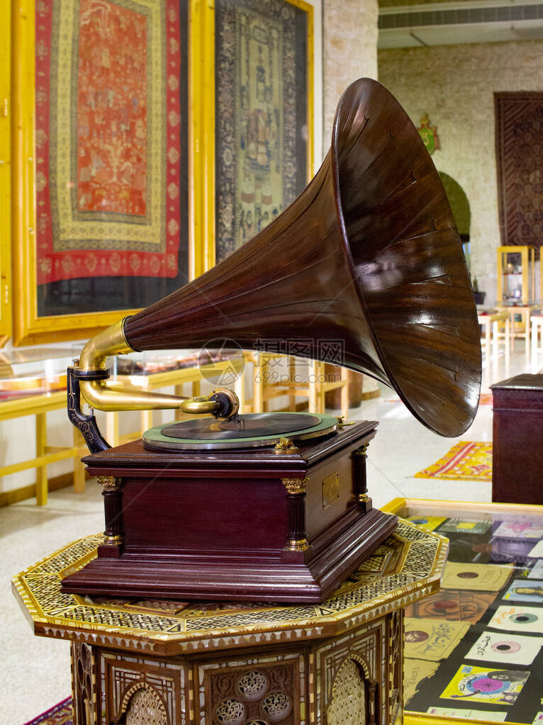 留声机是一种音乐设备木盒上有板或乙烯基盘的旧留声机古董黄铜电唱机带喇叭扬声器的留声机图片