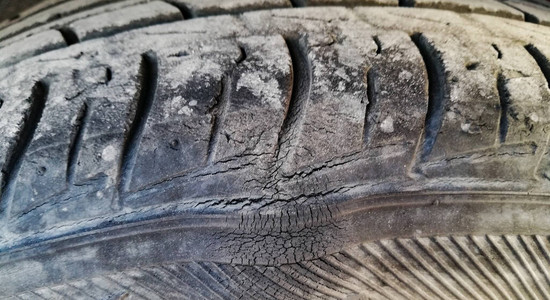 轮胎碰撞车轮损坏图片