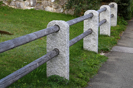 石柱和木条的栅栏图片
