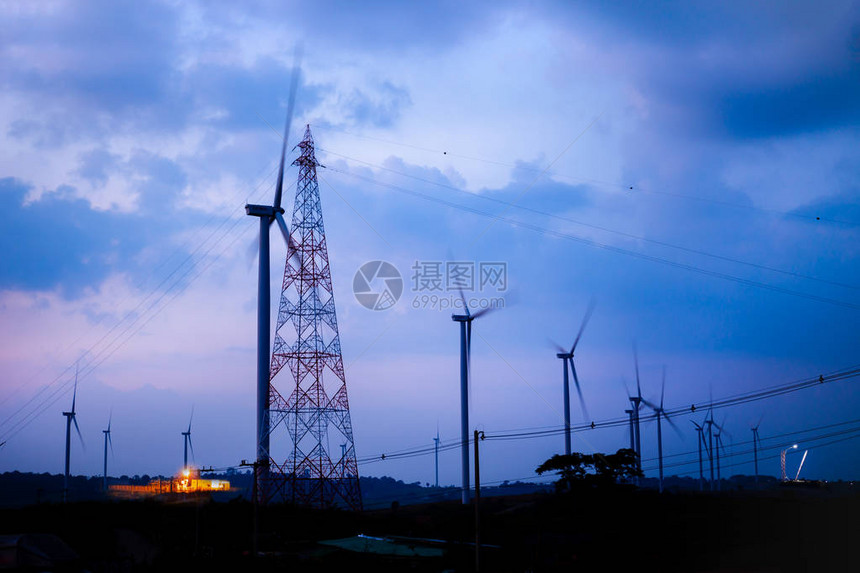 夕阳下的高压变电站和风车清洁能源图片