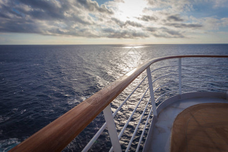 从地中海游船甲板上看到海面的太阳图片