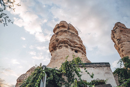 土耳其卡帕多西亚的洞穴房屋和建筑石峰有门窗在真正图片