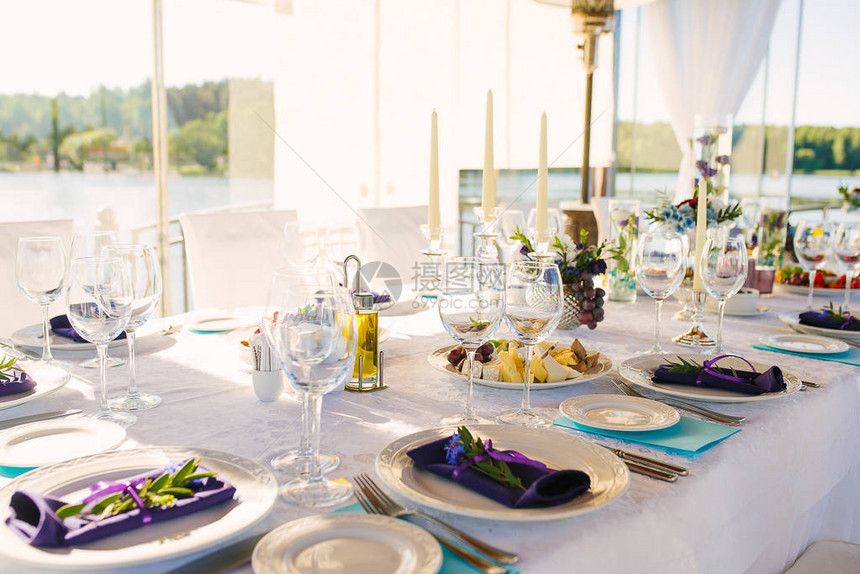 白色蓝和紫色的婚礼和节日服务宴会桌图片