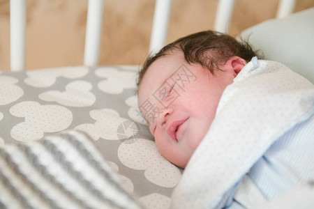 孩子在家的第一天刚出生的婴儿在生命的第一天睡觉可爱的小新背景图片