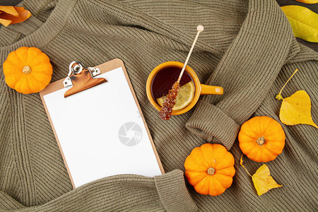 平整的秋天配茶和温暖的羊毛衫为寒冷的图片