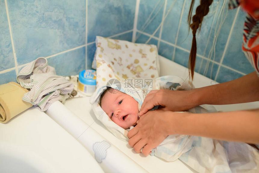 孩子洗澡后晾干给新生儿洗澡可爱的新生女孩图片