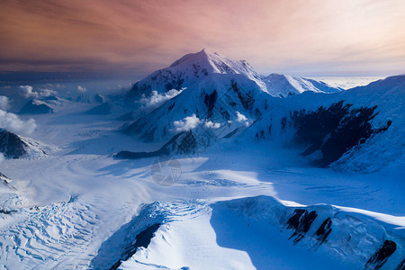 Denali公园McKinley山最壮观的冰川空中景象被晨光所触动图片