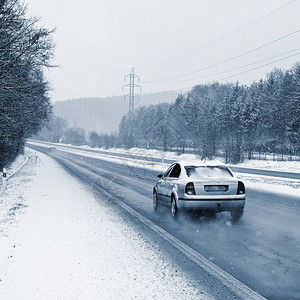 冬季路上有雪的汽车图片
