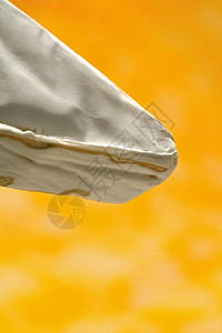 卡门培尔干酪黄色背景上发霉的奶酪图片