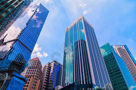 高楼大和现代摩天大楼的底部景色在商业区图片