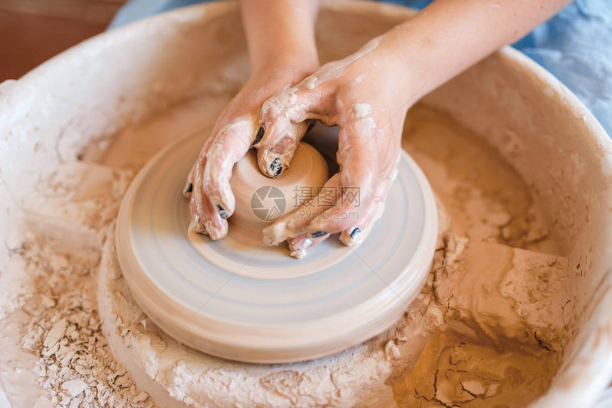 女陶工在陶轮上塑造一个锅塑造一个碗的妇女手工陶瓷艺图片