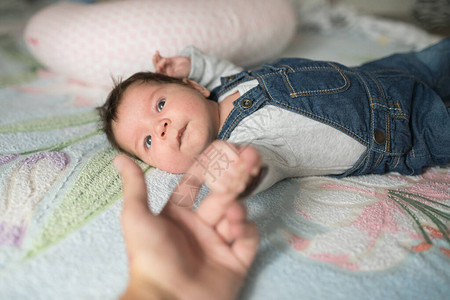 孩子握着手指婴儿手轻握图片