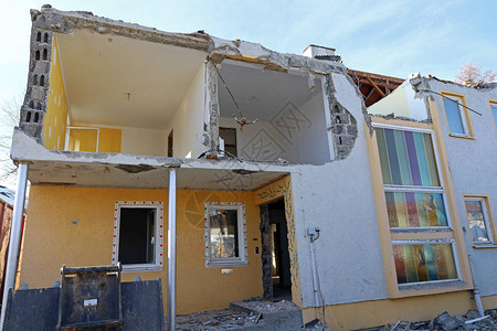 房屋拆迁损坏的房子一所房子正在被拆除图片