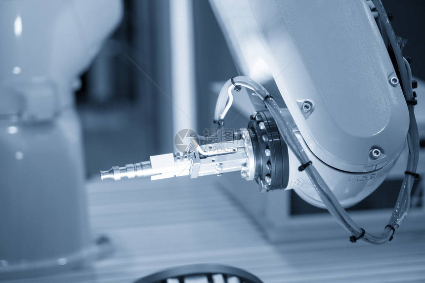 机械臂在生产线之间处理金属加工轴零件通过机器人系统处理高精度零件的高科技汽车图片