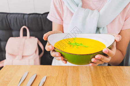 女孩吃黄素食汤南瓜泥地素食图片