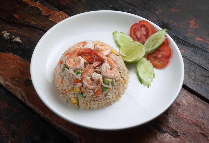 将泰国最佳观光食品虾炒米饭隔离在图片
