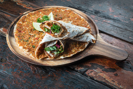Lahmacun土耳其传统比萨饼和沙拉包装图片