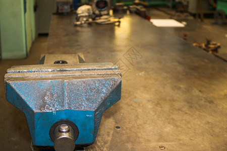 合金钢金属铁工业虎钳在桌子上的金属车间用于修理和制背景