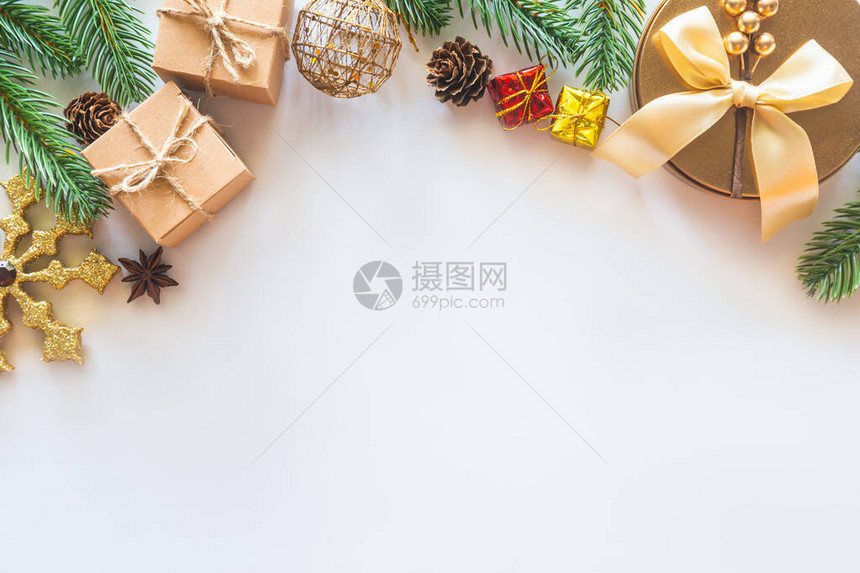 节日圣诞贺卡背景与节日装饰球星雪花礼品盒松果在白色背景上从平躺图片