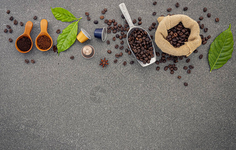 咖啡豆咖啡胶囊和黑石底的咖啡粉图片