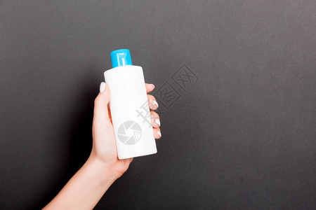 女手握奶油液瓶背景