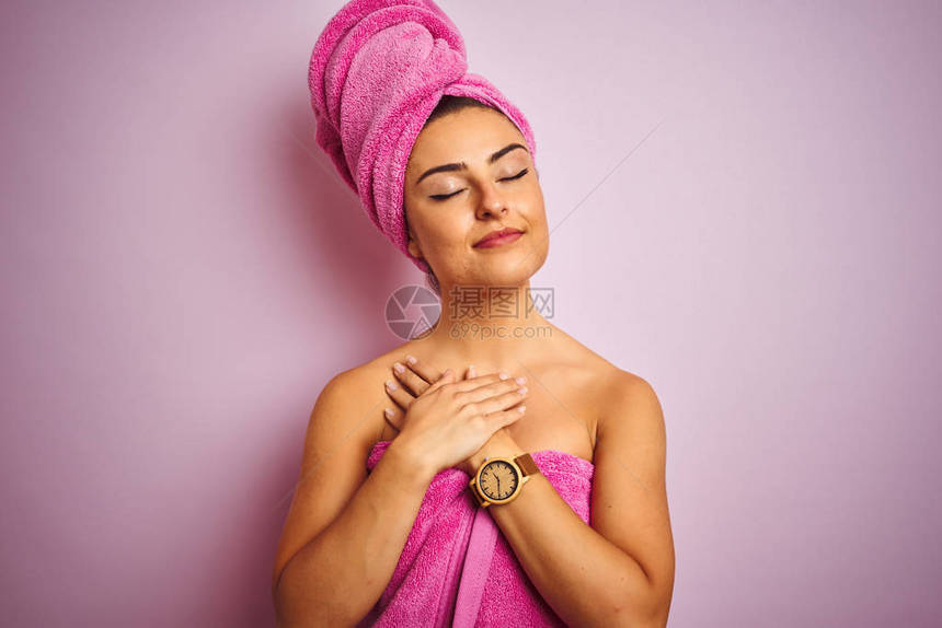 年轻漂亮的女人在淋浴后穿着毛巾图片