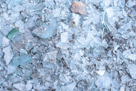 许多微玻璃碎片作为小冰层宏观视图背景的高清图片